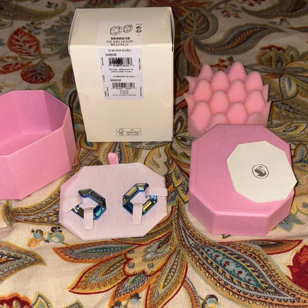 Swarovski Lucent hoop earrings Octagon shape, Small, Blue NIB - Picture 4 of 7